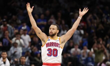 Stephen Curry logra una de las mejores marcas en una década: 12 triples y 56 puntos
