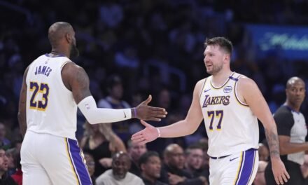 Doncic se exhibe de nuevo ante los Clippers y LeBron James roza una cifra histórica de puntos