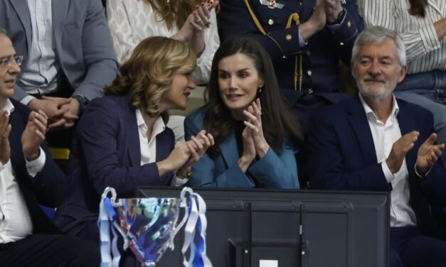 Letizia aplaude el triunfo del CN Sant Andreu en la Copa de la Reina de waterpolo