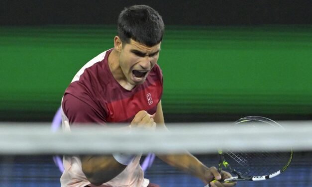 Alcaraz arrolla a Shapovalov y vuela a octavos de final de Indian Wells