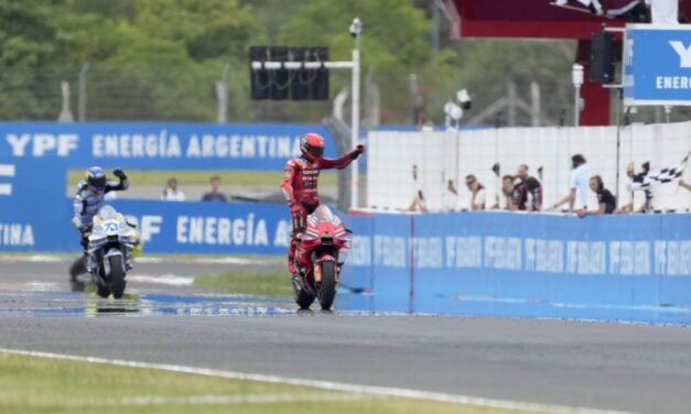 Marc Márquez hace historia con su 90.ª victoria en otro duelo ‘familiar’ espectacular