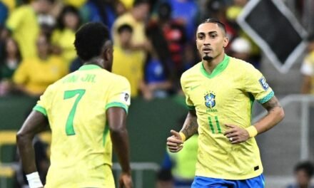 Raphinha reprendió a Vinícius tras salvar ambos a Brasil