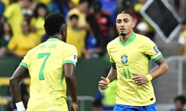 Raphinha reprendió a Vinícius tras salvar ambos a Brasil