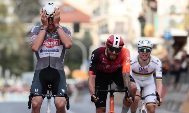 Van der Poel, un gigante entre gigantes en la Sanremo