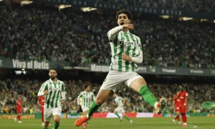 El Betis remonta y gana su primer derbi liguero desde el 2018