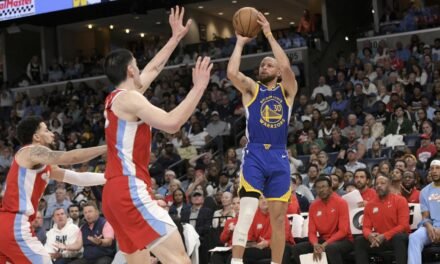 Los Warriors ganan con 52 puntos de Curry y los Nuggets pierden pese a los 61 de Jokic