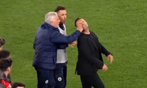 Mourinho se encara y tira de la nariz al entrenador del Galatasaray