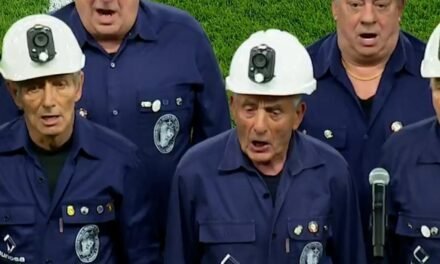El Molinón llora la muerte de los cinco mineros con el canto ‘Santa Bárbara Bendita’