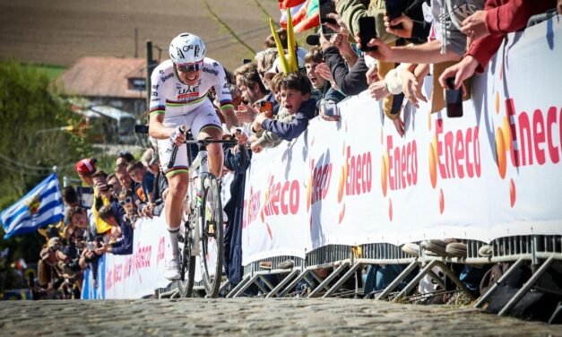 Pogacar hace volar por los aires a Van der Poel en el viejo Kwaremont