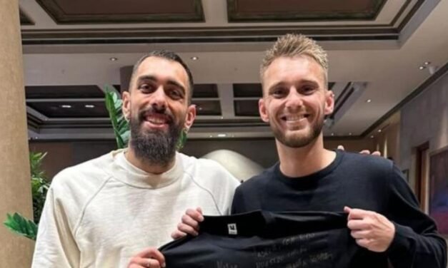 Borja Iglesias visita Cillessen, operado tras un choque fortuito con el delantero