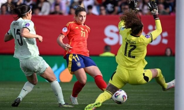 España apuntala sus buenas sensaciones con una goleada de escándalo