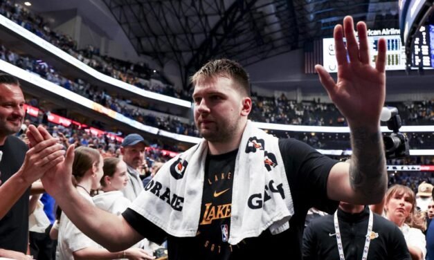 Doncic se seca las lágrimas e inflige dolor en Dallas en la noche de su homenaje