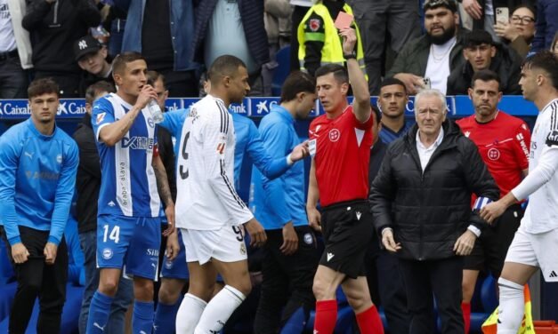 El Real Madrid gana en Vitoria y Mbappé es expulsado por una entrada alevosa