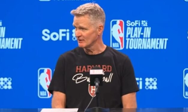 Steve Kerr defiende a Harvard de Trump en el nombre del padre