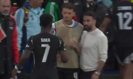 El lesionado Carvajal se engancha de malas maneras con Saka en el descanso