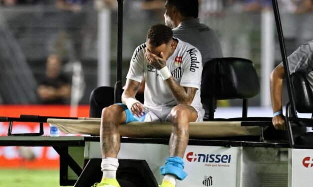Neymar rompe a llorar tras lesionarse otra vez