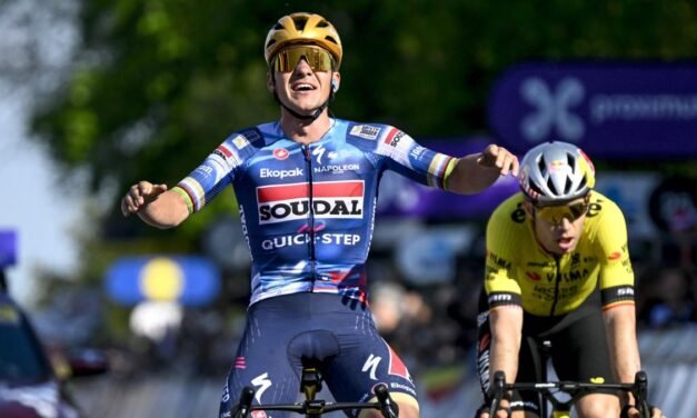 Evenepoel regresa a lo grande y gana la Flecha Brabanzona ante Van Aert