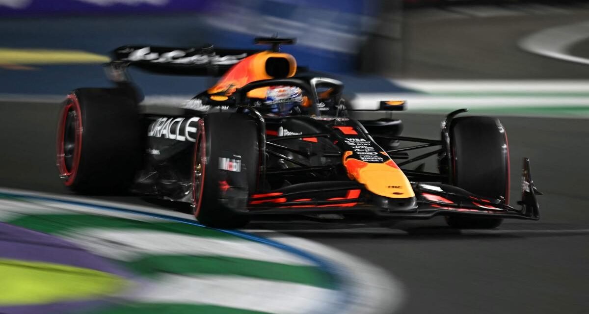 Verstappen se lleva la ‘pole’ por 10 milésimas y se postula para liderar; Sainz, 6.º, y Alonso, 13.º