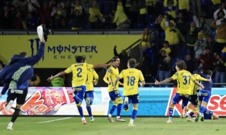 El Atlético pierde en Las Palmas y se descuelga de la lucha por el título