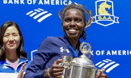 Sharon Lokedi gana el Maratón de Boston con un tiempo récord