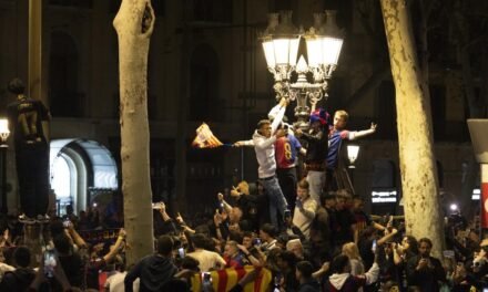 Miles de aficionados barcelonistas volvieron a Canaletes para celebrar la Copa