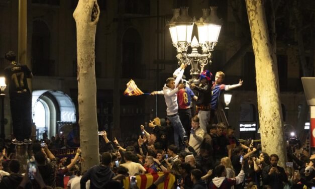 Miles de aficionados barcelonistas volvieron a Canaletes para celebrar la Copa
