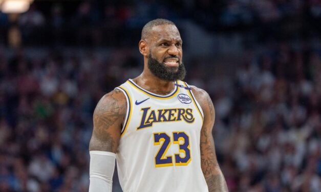 Los Lakers cerca de la eliminación de los playoffs ante la derrota frente Minnesota
