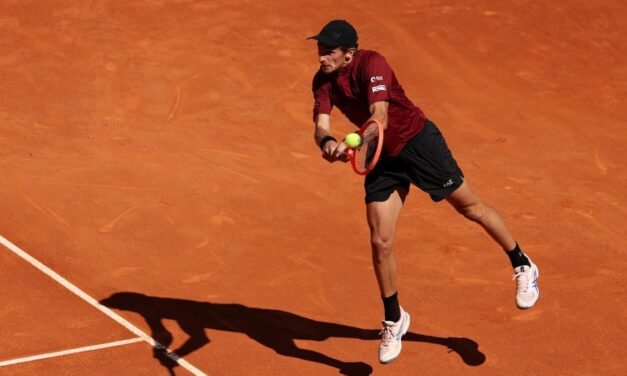Tenis a la antigua: el juez del Arnaldi-Dzumhur arbitró el partido con papel y boli por el apagón