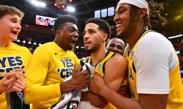 Un triple de Haliburton noquea a los Cavaliers y los Warriors vencen pero pierden a Curry
