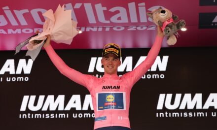 Mads Pedersen se viste de rosa y Mikel Landa se despide con una dura caída