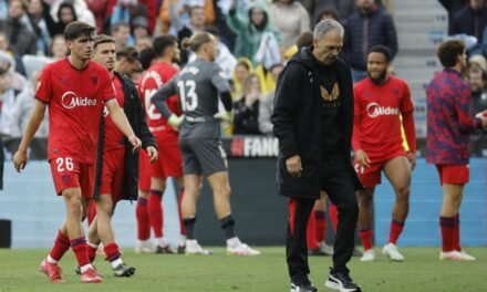 Un centenar de aficionados del Sevilla tratan de asaltar la ciudad deportiva