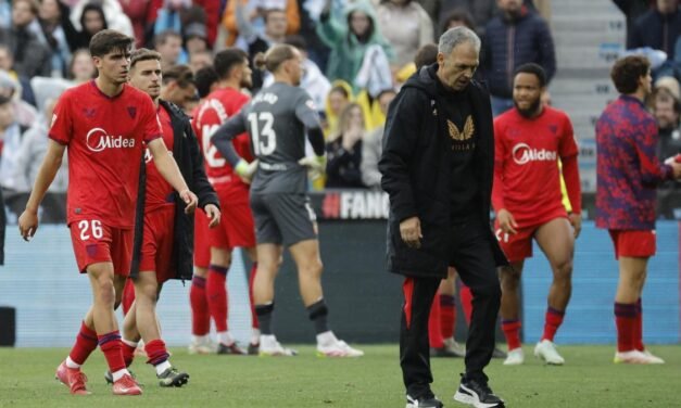 Un centenar de aficionados del Sevilla tratan de asaltar la ciudad deportiva