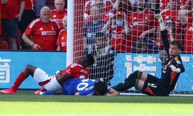 Taiwo Awoniyi, delantero del Nottingham Forest, en coma inducido tras golpearse con un poste
