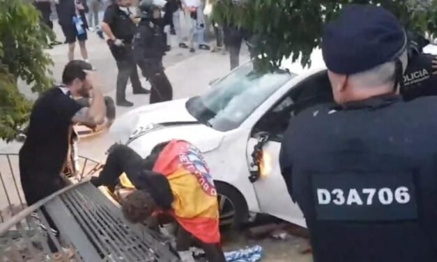 Trece heridos al perder el control un vehículo rodeado de aficionados en Cornellà-El Prat