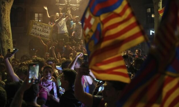 Galería gráfica | Los culés celebran el título en Canaletes