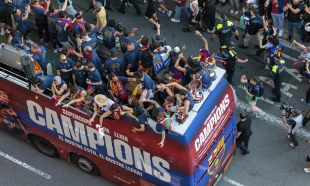 El Barça sale, disfruta y se da un baño de masas en Barcelona