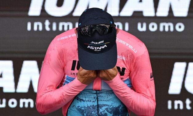 Ulissi recupera la maglia rosa para Italia