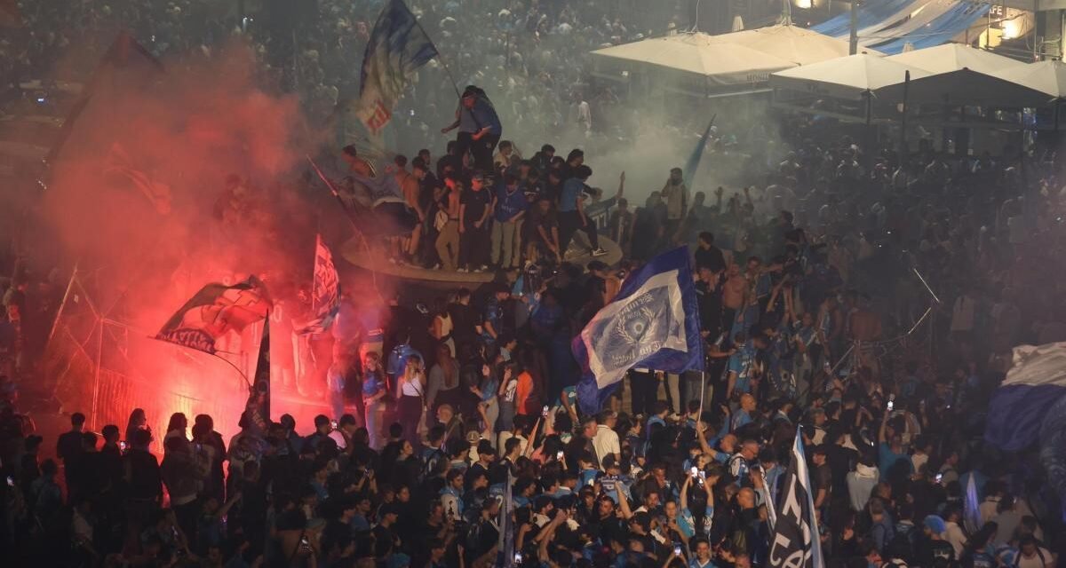 Bengalas, petardos, fiesta… delirio en las calles de Nápoles con el scudetto