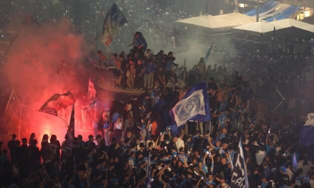 Bengalas, petardos, fiesta… delirio en las calles de Nápoles con el scudetto