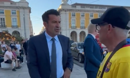 Figo se pone las manos en los genitales y se encara con un hincha del Barça que le llama “traidor”