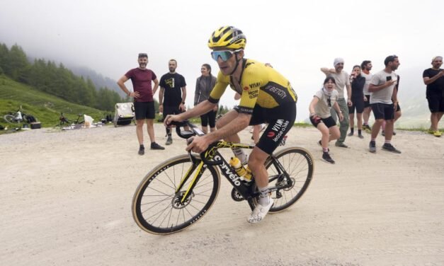 Simon Yates, un ave fénix de rosa en el Colle delle Finestre