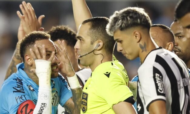 Neymar se autoexpulsa al marcar con la mano en su posible último partido con el Santos