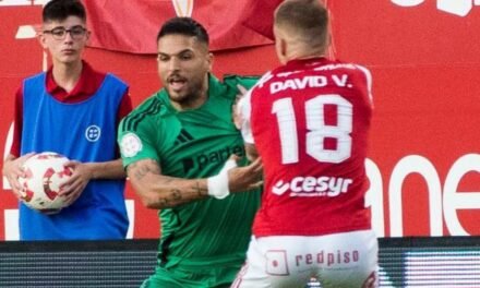 El Nàstic se impone el Murcia (0-1) y sigue soñando con el ascenso