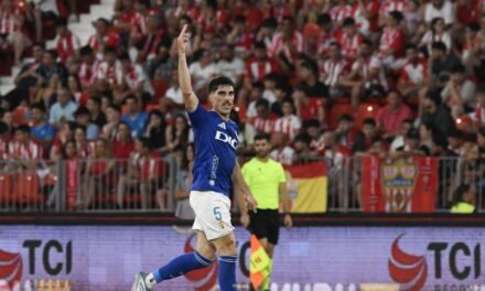 El Oviedo asalta a un Almería (1-2) carente de Luis Suárez