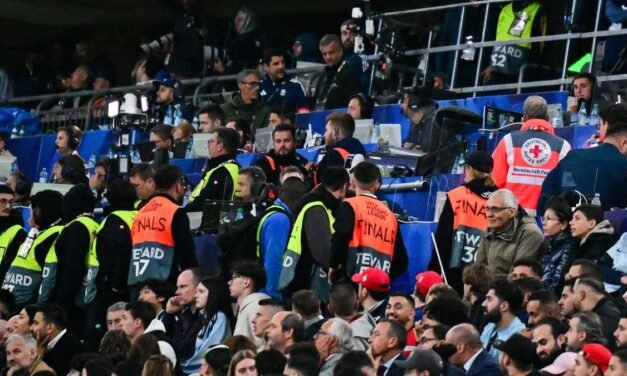 Los sanitarios lucharon una hora por salvar al aficionado que se precipitó en la final de la Nations League