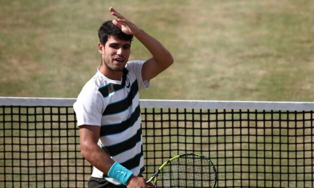 Alcaraz supera al gigante Rinderknech para disputar las semifinales de Queen’s