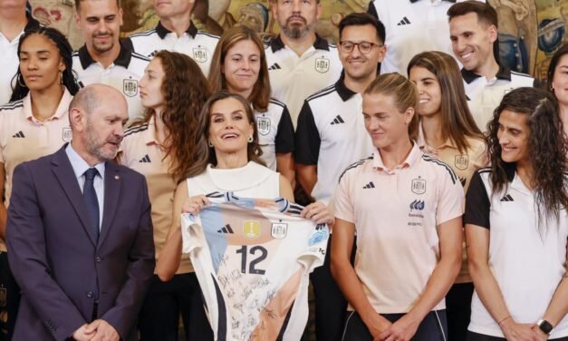 Letizia desea suerte a las futbolistas de la selección española