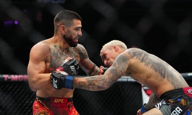 Topuria noquea a Oliveira en dos minutos y logra el doble campeonato de la UFC
