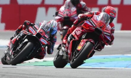 Un Marc Márquez de leyenda iguala a Agostini y se larga a por el título con la caída de Àlex