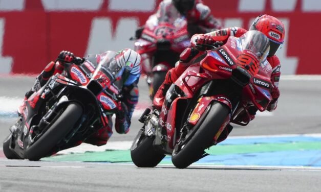 Un Marc Márquez de leyenda iguala a Agostini y se larga a por el título con la caída de Àlex